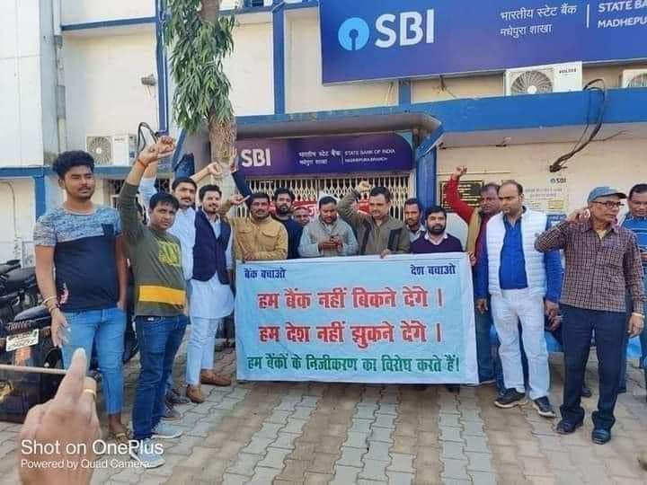 Kihu245's tweet image. हाँ, चमक रहे हैं कुछ रेलवे स्टेशन, बस स्टैंड और सड़कें और कुछ ज़्यादा ही चमक रहे हैं इनका कॉंट्रैक्ट लेने वाले….लेकिन हिंदुस्तान के 75% घरों की घटती Income और अंधेरा एक दूसरी दास्तान बयान कर रहे हैं. #StopPrivatization_SaveBank 
#stopprivitisationofbanks