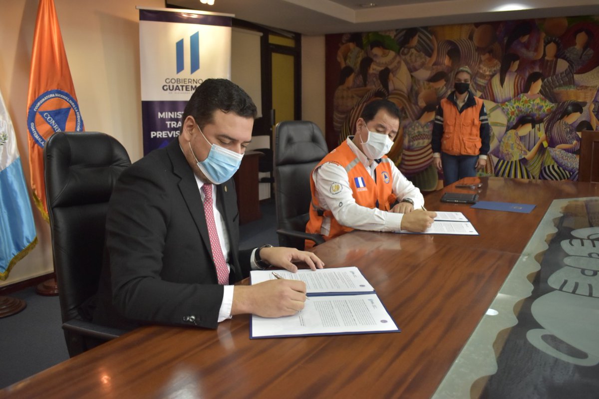 El @MINTRABAJOGuate y la @ConredGuatemala, suscriben un convenio de cooperación interinstitucional para la sensibilización de los trabajadores e inclusión laboral de personas con discapacidad dentro de la institución.

#AccionesQueTransforman #EmpléateInclusivo