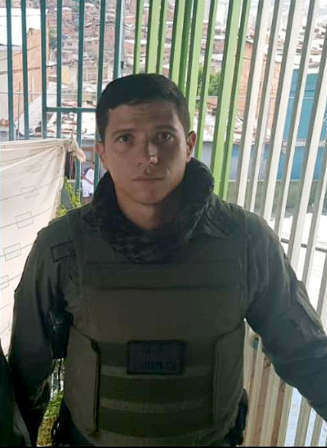 ArmandoInfo's tweet photo. Su nombre completo es Igbert Marín Chaparro y lo tienen confinado en la Dirección de Contrainteligencia Militar en Caracas. Ayer, #21Dic inició una huelga de hambre. Su historia la contamos aquí:
👇 #ArmandoHistorias2019 👇
https://t.co/nYGAZmDSjy https://t.co/qZtdHmgmhL