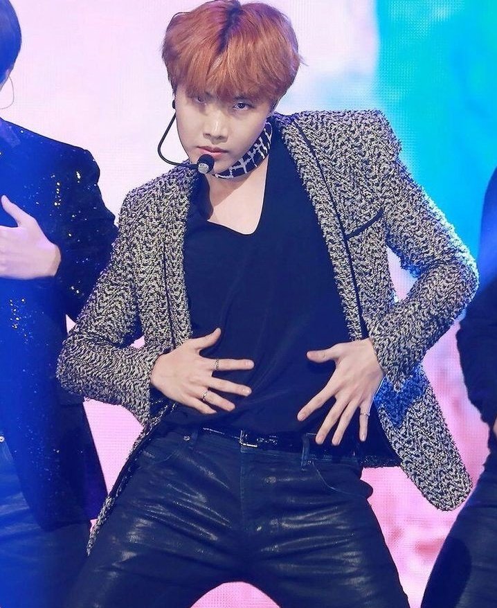 SwagDeysi13's tweet photo. Hoseok siendo el rey del free style, un hilo épico. @BTS_twt https://t.co/rO2EGWFloe