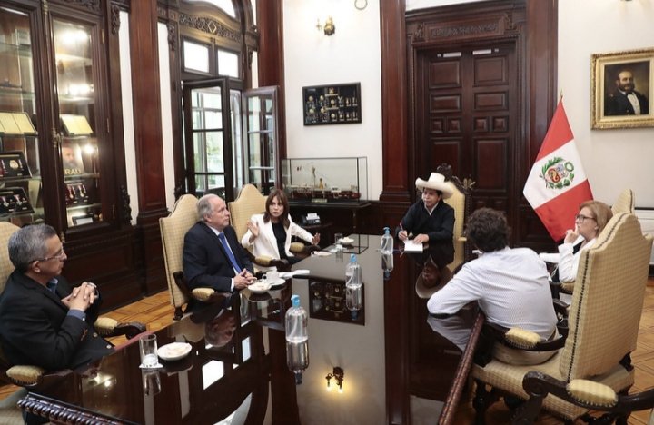 Obedientes y Sumisos.

Sin grabadoras, ni cámaras, frente a un presidente investigado por corrupción.

Un periodista pregunta, pregunta, pregunta, y publica.