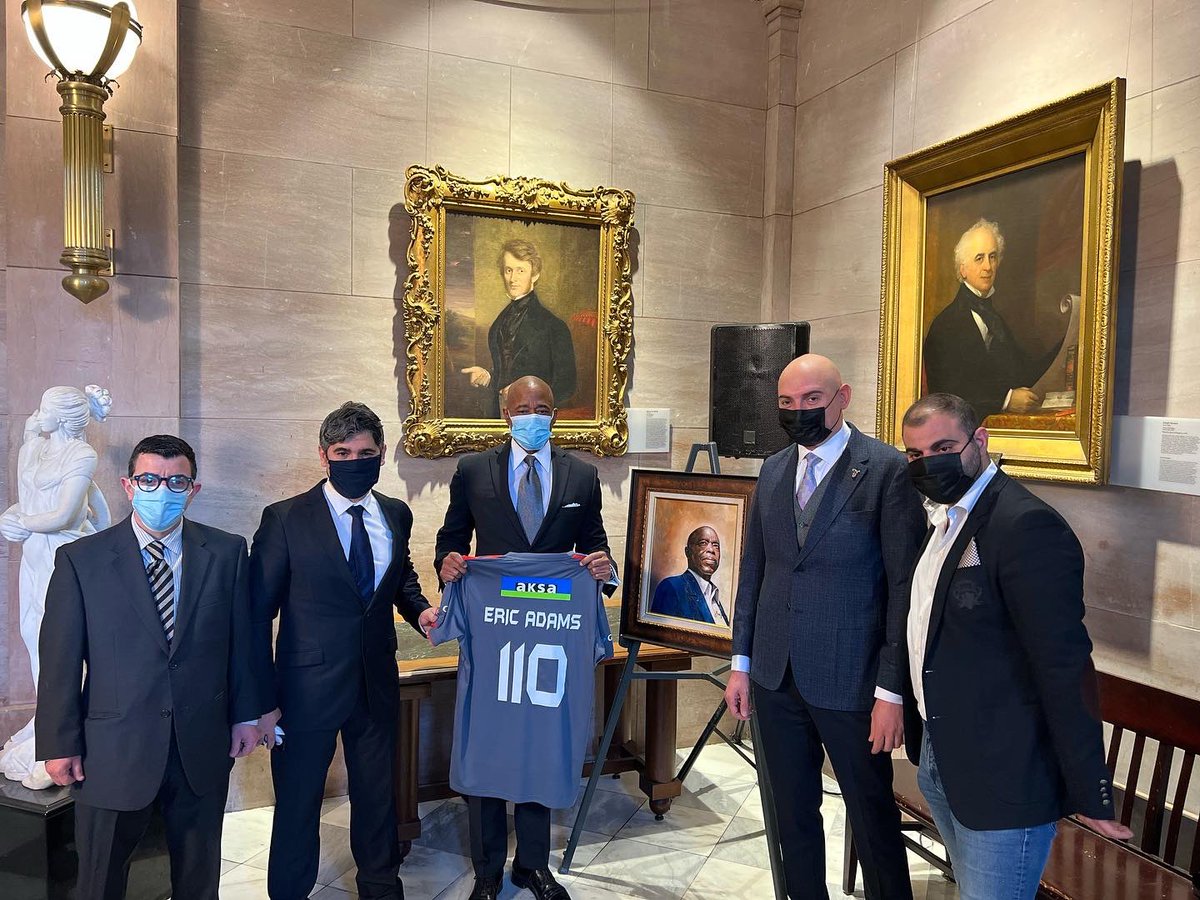 BesiktasUsa1903's tweet photo. BeşiktaşUsa Derneği olarak, New York’un yeni Bld. Başkanı, Eric Adams’a tebrik ziyaretinde bulunduk.  110. Belediye Başkanı seçilmesi dolayısıyla isminin yazılı olduğu  Beşiktaş forması ve meşhur Amerikalı sanatçı Michael Escoffery’in özel olarak cizdiği tabloyu hediye ettik. https://t.co/4bhlb0RTqg
