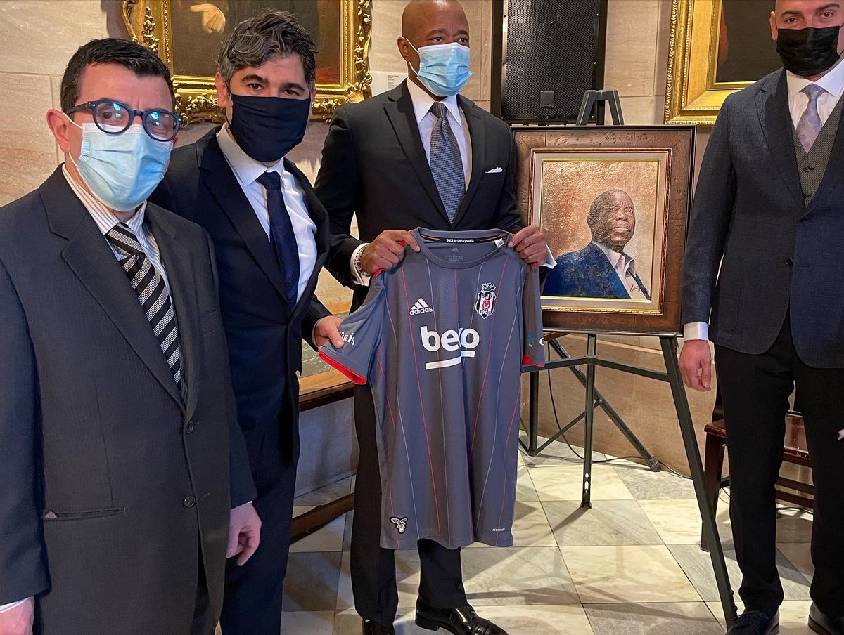 BesiktasUsa1903's tweet photo. BeşiktaşUsa Derneği olarak, New York’un yeni Bld. Başkanı, Eric Adams’a tebrik ziyaretinde bulunduk.  110. Belediye Başkanı seçilmesi dolayısıyla isminin yazılı olduğu  Beşiktaş forması ve meşhur Amerikalı sanatçı Michael Escoffery’in özel olarak cizdiği tabloyu hediye ettik. https://t.co/4bhlb0RTqg