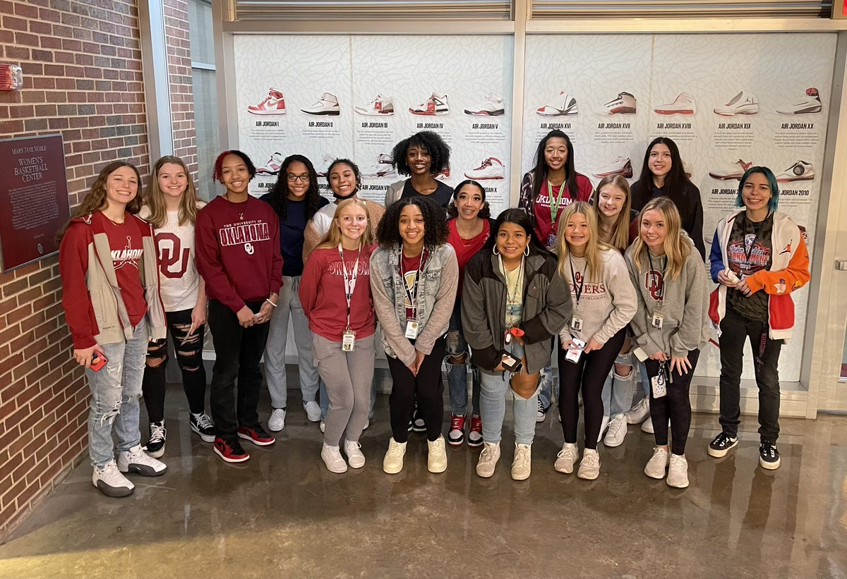 SouthmooreWBB's tweet photo. The Lady Sabercats had a great time today eating Alfredo’s Mexican Cafe and cheering on @OU_WBBall at the OU game!! #lasysabercats #together #family https://t.co/ubaLlAIE1Z