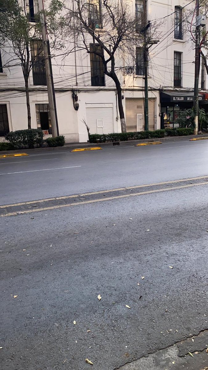 Un camión de Coca-Cola se llevó cable de luz en Juan Escutia,frente al 129 ,entre Zamora y circuito Interior está suelto es un peligro, desde las 4pm se reporto y es hora que no llega urge atender <a href="/AlcCuauhtemocMx/">Alcaldía Cuauhtémoc</a> <a href="/SGIRPC_CDMX/">Secretaría de Gestión Integral de Riesgos y PC</a> <a href="/SandraCuevas_/">Sandra Cuevas</a> <a href="/Bomberos_CDMX/">Bomberos Ciudad de México Oficial</a> <a href="/UCS_GCDMX/">Unidad de Contacto del Secretario SSC CDMX</a>