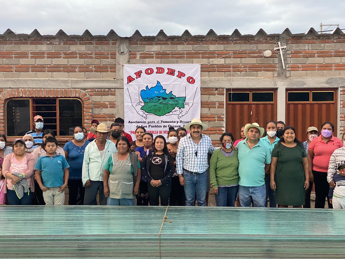 afodepoac's tweet photo. En San Martín de los Cansecos, Ejutla de Crespo, hemos caminado al lado de  Guadalupe Gonzalo Pérez, un líder natural que día a día busca beneficios para cada #familia #AFODEPO por eso hoy entregamos acciones de techo firme a quienes más lo necesitaban. https://t.co/hhAynRe5Y2