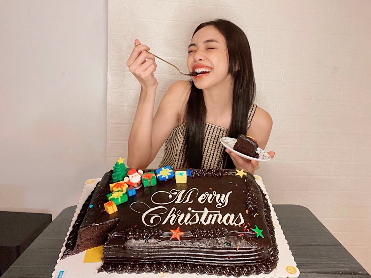 Want to be a “kabogera” this Christmas? 🤩 Then don’t forget to add a #GoldilocksPH Christmas Greeting Cake for all your holiday parties just like <a href="/maymayentrata07/">Maymay</a>!🎉 Trust us, one slice will definitely give you a reason to #CelebrateChristmasWithGoldilocks! 🎄