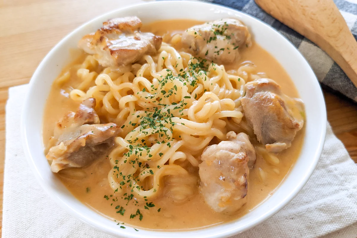 にんにくとチーズが麺に絡んで最高に美味しい！「悪魔のシュクメルリ風辛ラーメン」のレシピがこちら！
