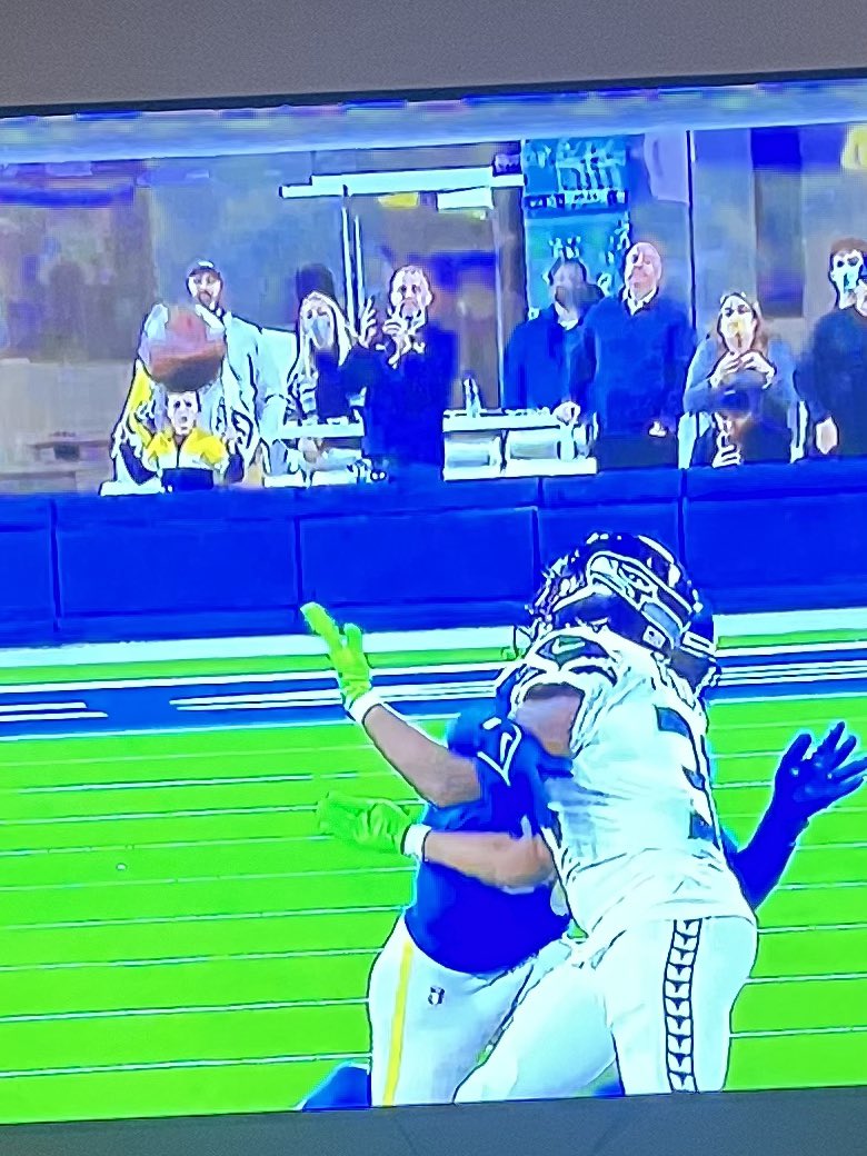 HectorBora's tweet photo. This fucking game is rigged … Flagrant penalty …. Fucking @NFL  #Robbery @Seahawks were robbed https://t.co/GTIRQVl5Sx