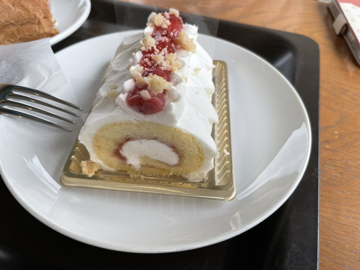 _Lulia's tweet photo. スタバで、サラさんのトリミング待ちです
＃スタバ
＃ピスタチオケーキ
#イチゴのケーキ
＃アーモンドミルクなキャラメルラテ https://t.co/whKKJxnwQr