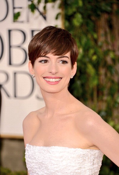 まのしおん ショートヘアが超絶似合う女優４選 アン ハサウェイ 米 クリステン スチュワート 米 シャーリーズ セロン 南アフリカ ミシェル ウィリアムズ 米 額縁ナシで勝負できる もちろんロングも似合う T Co Lwtcf7zgha