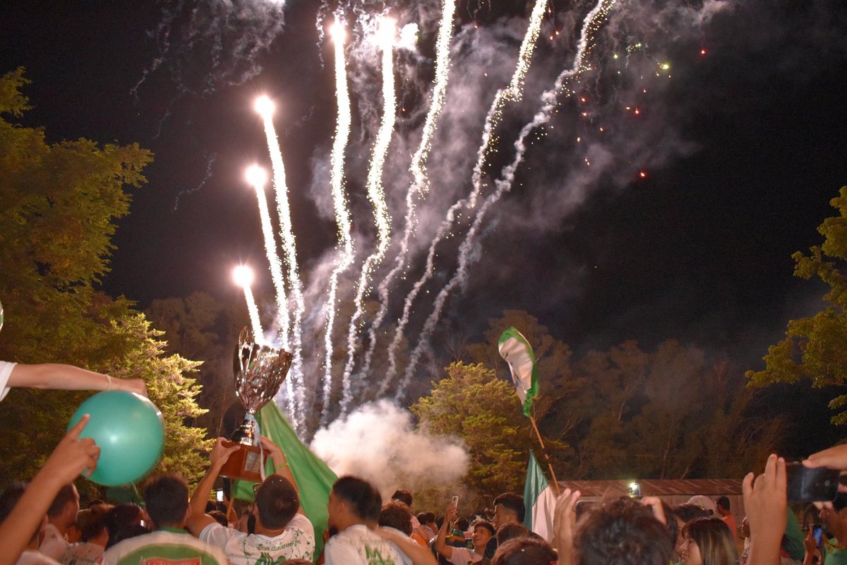 Hinchando's tweet photo. Un tri no es pa' cualquiera y se festeja como se quiere y se debe... festeja dije?? Agendate el 15/01 https://t.co/ZbG1EcyfuT