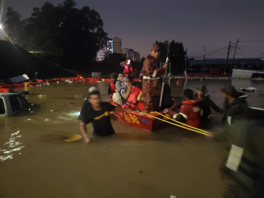 Nak kata agensi kerajaan persekutuan tak datang tolong adalah tak adil 

Di Bukit Lanchong, PAT berada di lapangan sampai 4 pagi drpd air mula naik.
Pengarah Bomba Negeri Selangor T turut adahingga subuh.
 janganlah kerana seorang yg tak dibantu, habis pukul rata #Banjir2021