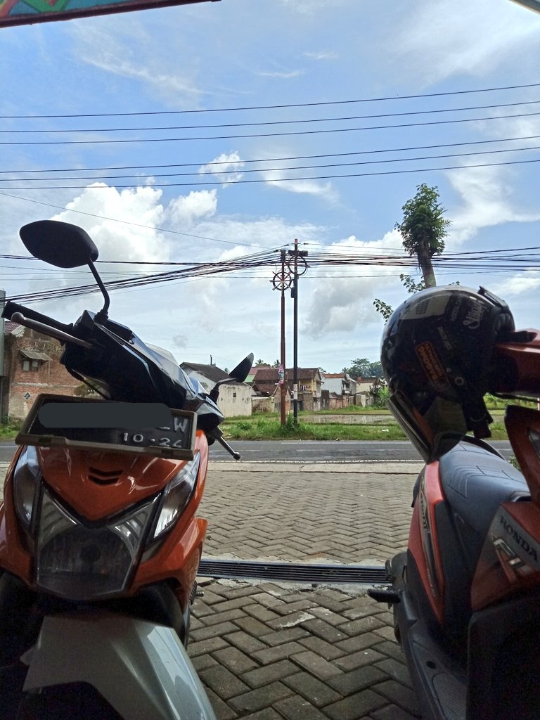 izzythanu's tweet image. Jam segini overthinking depan alfamart