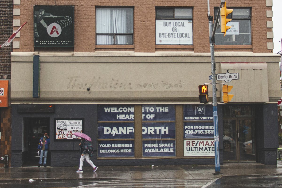 AGreatCapture's tweet photo. Fall has come and gone. It was an erratic season of weather. Here is hoping that winter will be more consistent. #Covid19 #Autumn2021 #Fall2021 #Fall #Toronto #TorontoExplore #Weather #streetphotography #photography #photojournalism https://t.co/VrnphWfcRM