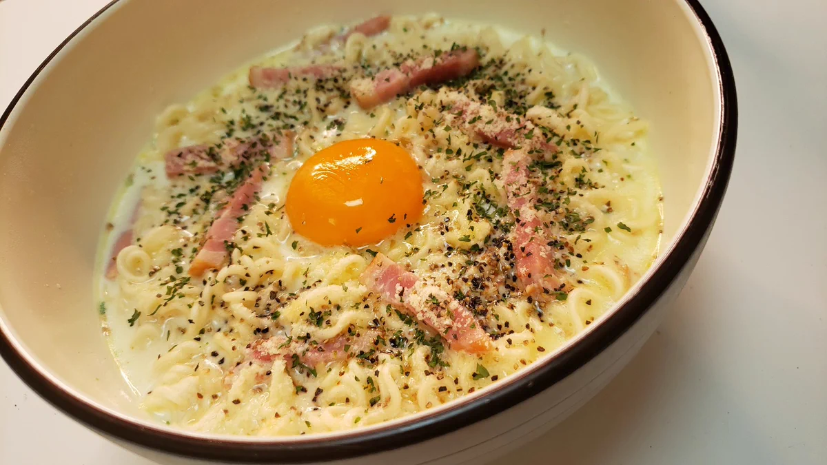 余っている牛乳でカルボナーラ！絶妙な美味さ！サッポロ一番が