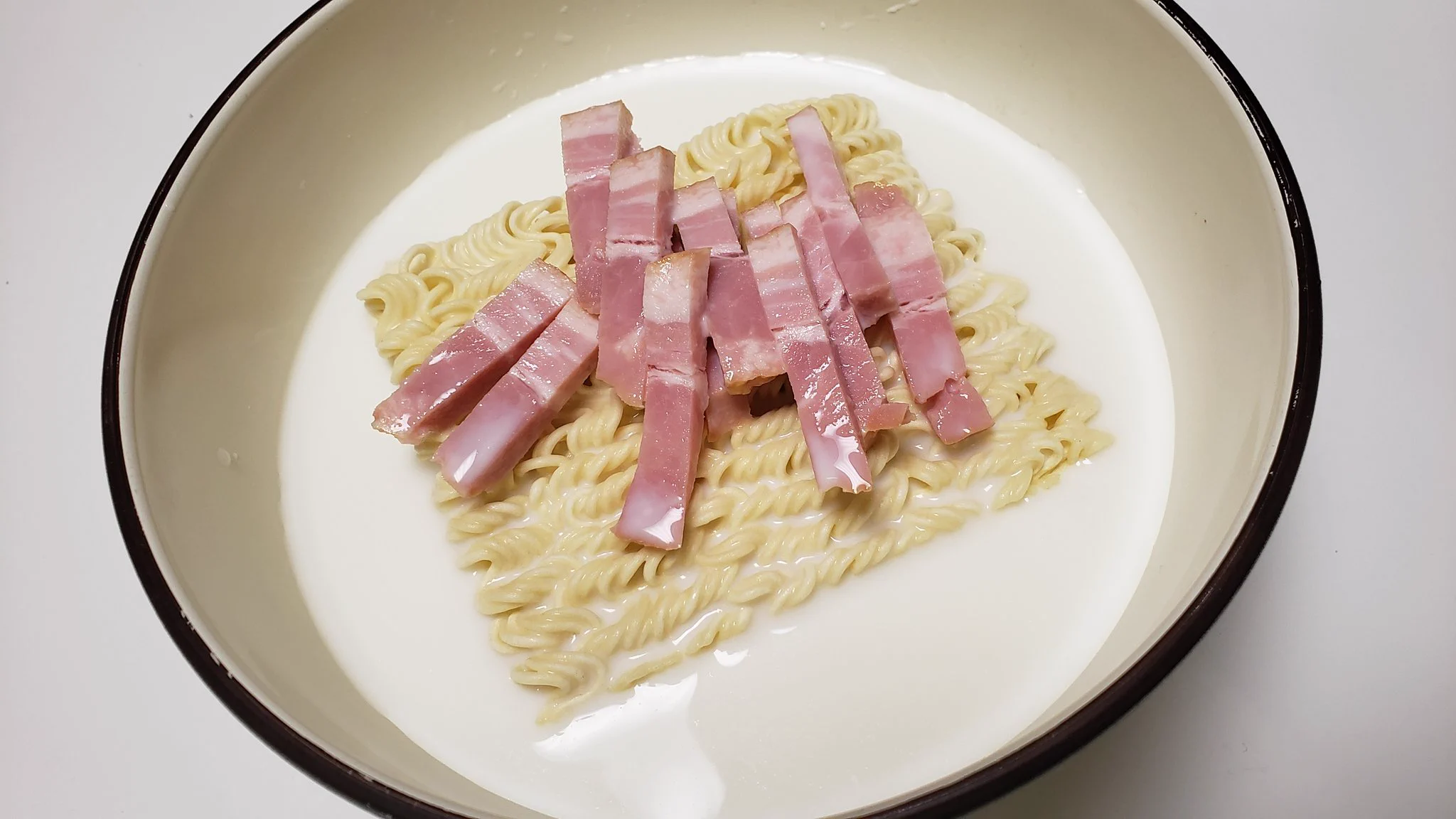 余っている牛乳でカルボナーラ！絶妙な美味さ！サッポロ一番が