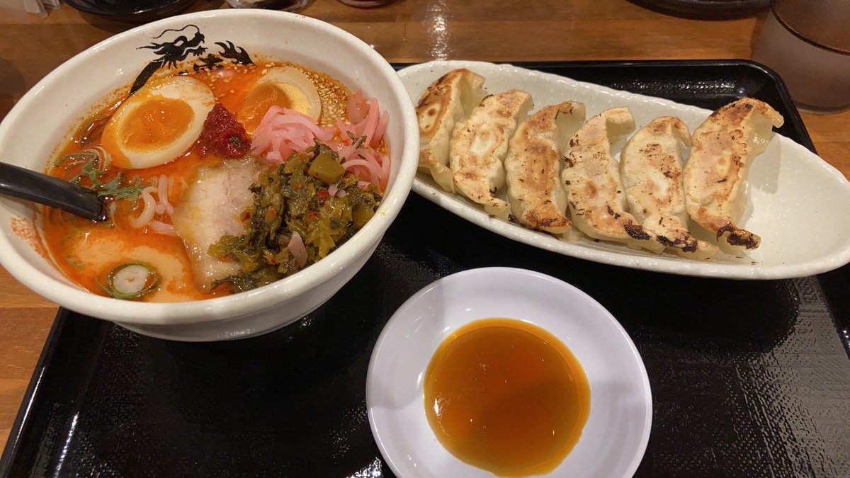 fmf_sm's tweet photo. 今日のお昼は辛いラーメンと餃子◡̈*

濃厚な豚骨スープに煮卵♪

チャーシューに辛子高菜♪

美味しかった♡

ご馳走様でした♡ https://t.co/RBbsNgBzOi
