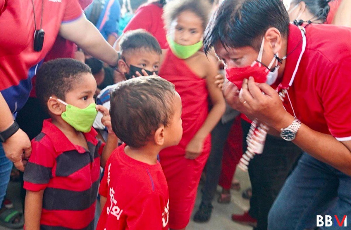 bongbongmarcos's tweet photo. Higit pa sa lahat, ang Pasko ay para sa mga bata! Magdala ng ngiti at pag-asa sa kanila, punuin na tuwa ang kanilang mga mata! https://t.co/MmpzKQoFkp