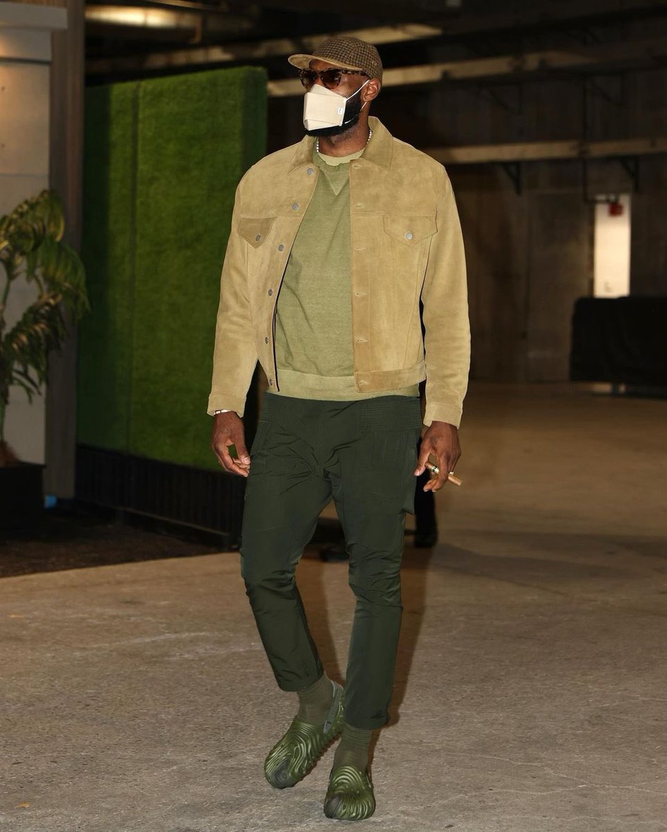 PFTCommenter's tweet photo. Cant beleve Lebron James would think walking into the arena like this makes him look cool for millions of impressonable youngsters. Its not a fashionable accessory it ruins lives. Will never forgive him for the crocs. cigar looks awesome though https://t.co/6SqJVrSYLj