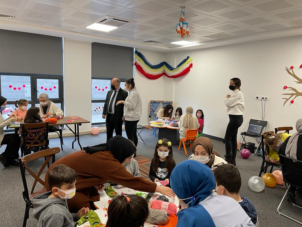 tcgaziosmanpasa's tweet photo. Kaymakamlığımız  himayelerinde Hükümet Konağı içerisinde hayata geçirilen BEYAZ EV 'in ilk konukları Büyükfuatpaşa İlkokulu öğrencileri ve velileri oldu.İlk faaliyette çocuklarımızı ve annelerini Kaymakamımız Sn.Numan Hatipoğlu yalnız bırakmadı. https://t.co/IvxUzRbqzY