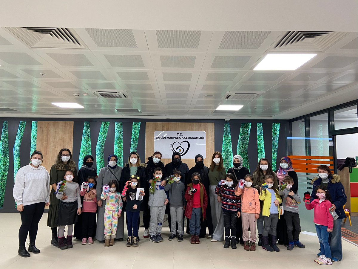 tcgaziosmanpasa's tweet photo. Kaymakamlığımız  himayelerinde Hükümet Konağı içerisinde hayata geçirilen BEYAZ EV 'in ilk konukları Büyükfuatpaşa İlkokulu öğrencileri ve velileri oldu.İlk faaliyette çocuklarımızı ve annelerini Kaymakamımız Sn.Numan Hatipoğlu yalnız bırakmadı. https://t.co/IvxUzRbqzY