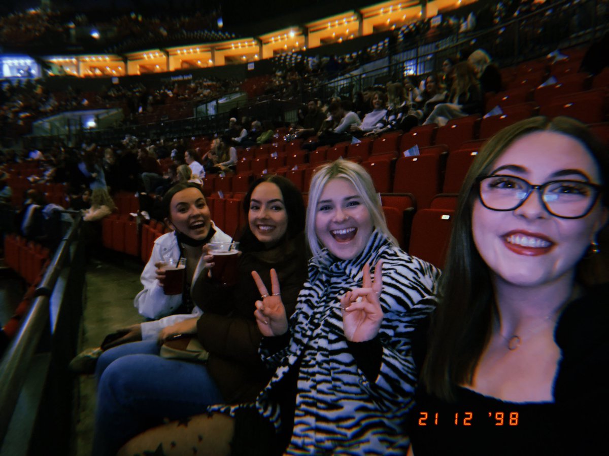 elliemaywinter's tweet photo. #SMALeeds 7pm wine time babehhh 🍷✌🏻 https://t.co/Hg2qHBRIJJ
