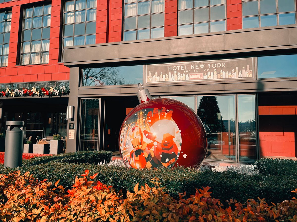 DisneyParis_EN's tweet image. A brand new work of art has appeared at Disney’s Hotel New York – The Art of Marvel for the festive season! 👀🎄