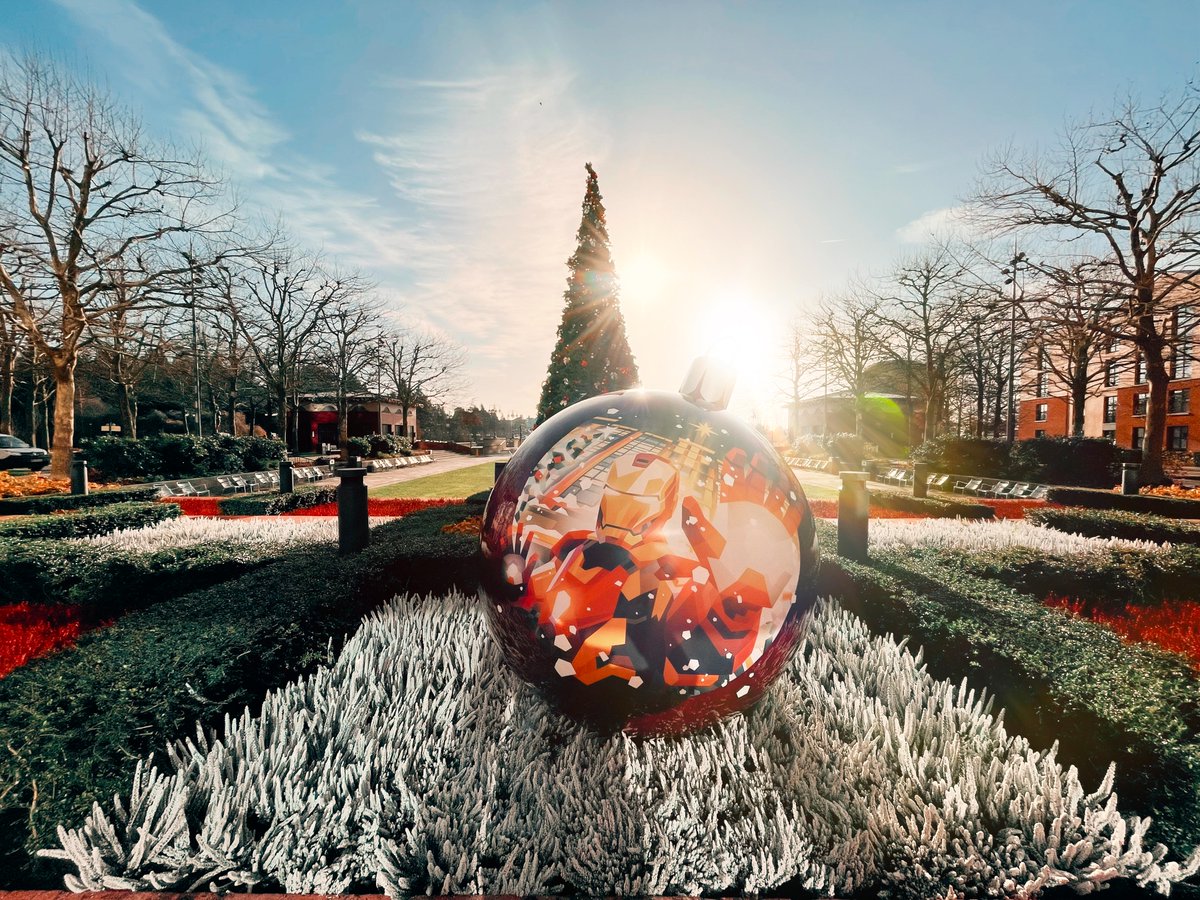 DisneyParis_EN's tweet image. A brand new work of art has appeared at Disney’s Hotel New York – The Art of Marvel for the festive season! 👀🎄