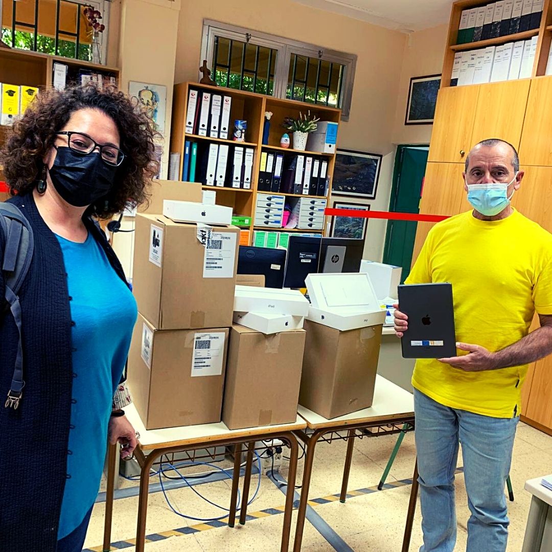 proedic's tweet photo. ProEDIC, poursuit le renforcement des centres éducatifs : 
nous livrons le matériel informatique au lycée IES Arucas Domingo Rivero , financé par l' Union Européenne📲🇪🇺
#aueuyouthhub #programming #éducation #innovation https://t.co/EaKH8MlaRl