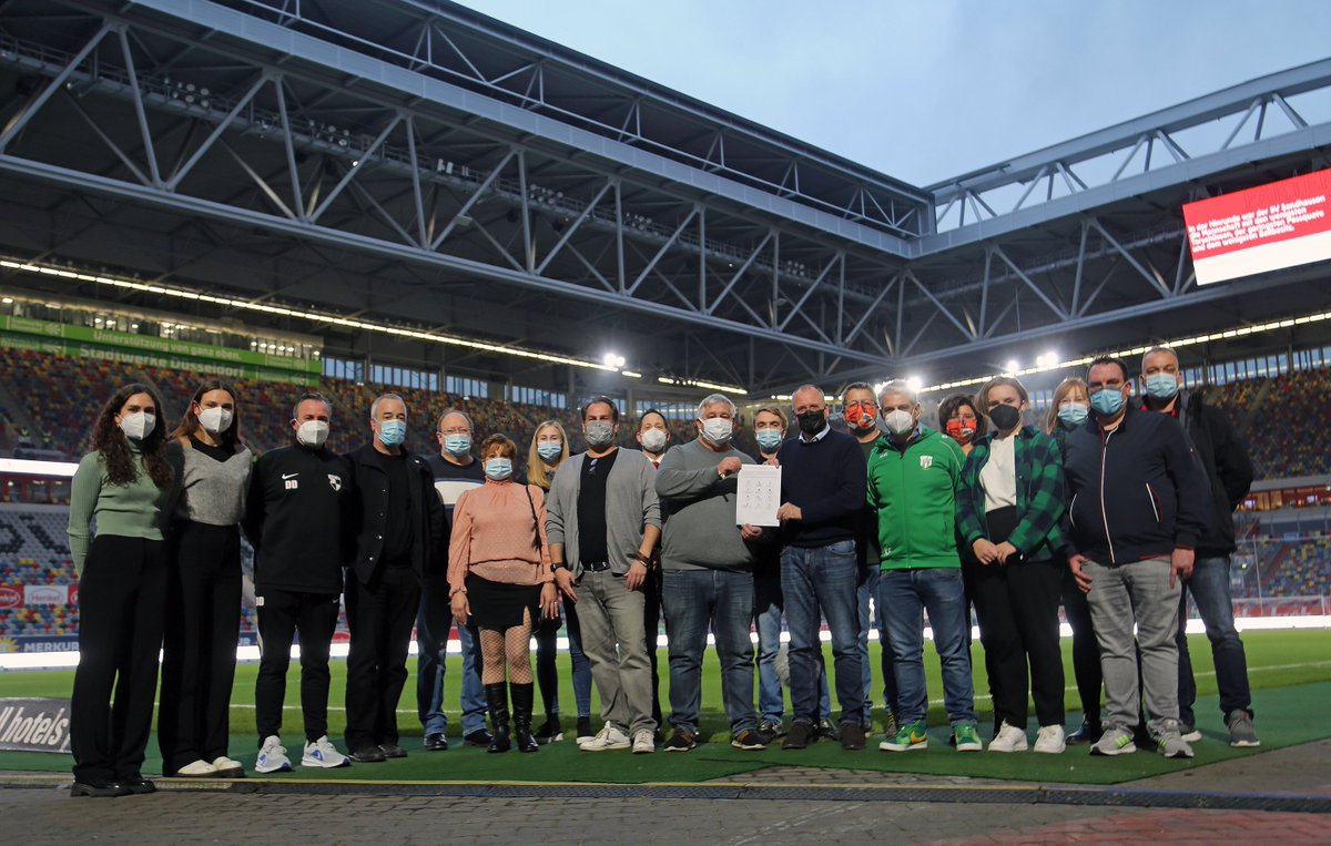 f95's tweet photo. Laaaange hat es gedauert...im Sommer ist es endlich soweit 😍
Fortuna gründet Mädchen- und Frauenfußballabteilung &amp; ab Sommer 2022 wird mit dem U17-Team die erste F95-Mädchenmannschaft auflaufen⚽️

Alle Infos
👉 https://t.co/cumljwdA2Y

#f95 | 🔴⚪️ | @DFB_Frauen https://t.co/0VGd1Y3bHF