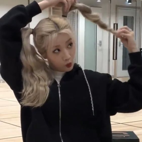 feminologism's tweet photo. #kimlip #rose #LOONA #BLACKPINK https://t.co/MnxP9DjoEO