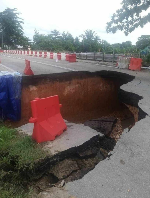 BernamaTV's tweet photo. #Banjir: Laluan ke Bangi, Cyberjaya dan Kota Warisan terputus selepas jambatan Sungai Langat di Dengkil runtuh. https://t.co/wDh6xooiQp