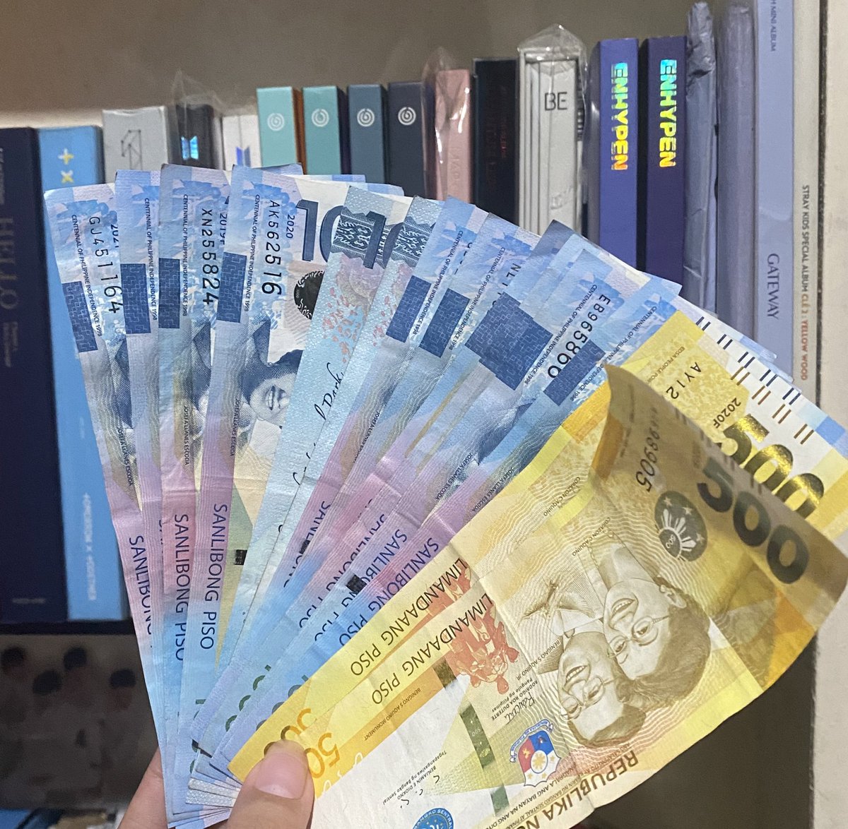 wtbjikoo's tweet image. rt para may blue bills sa pasko