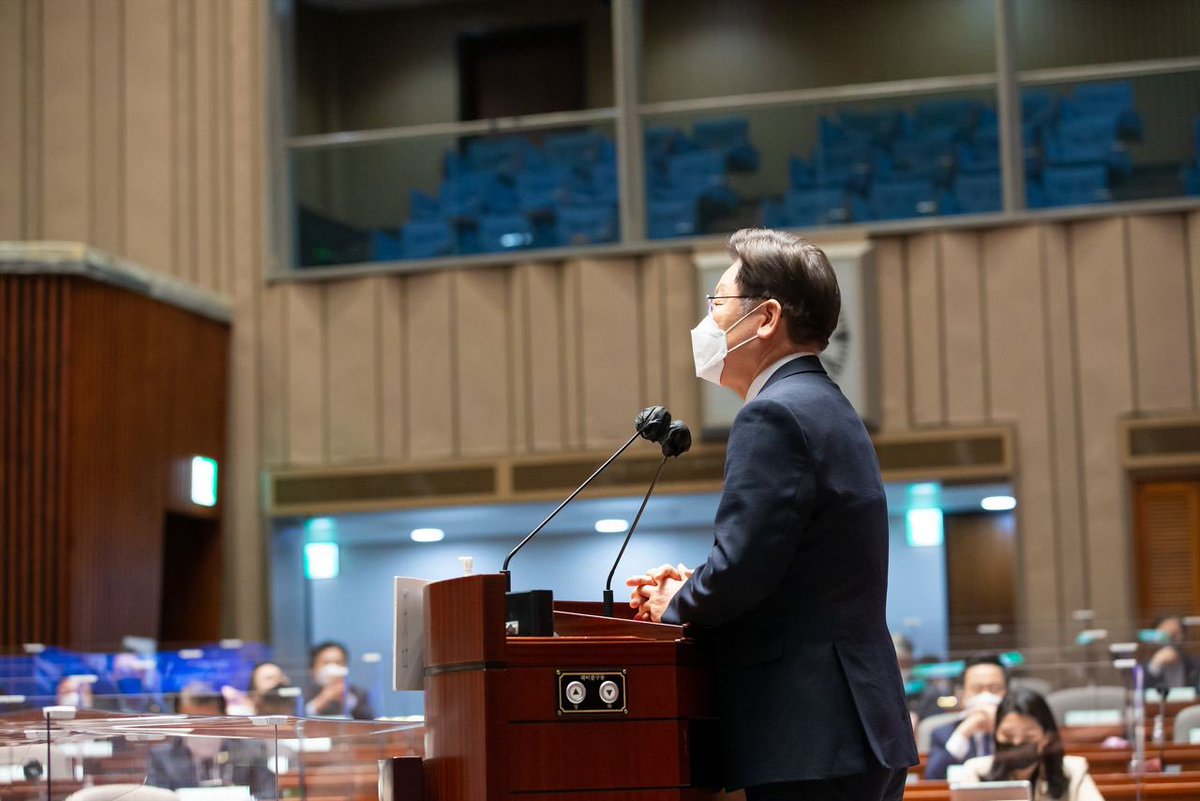 Jaemyung_Lee's tweet photo. 더불어민주당 의총에서 소상공인 선지원, 선보상의 법적 근거를 마련하는 소상공인지원법 개정안과 감염병 긴급 대응 기금 설치를 위한 법안을 당론으로 채택했습니다. 코로나 손실 보상 지원은 선택이 아니라 생존의 문제입니다. 나중이 아닌 지금 필요합니다. 본회의 통과까지 더욱 힘쓰겠습니다. https://t.co/Jm9dLQ1aJp