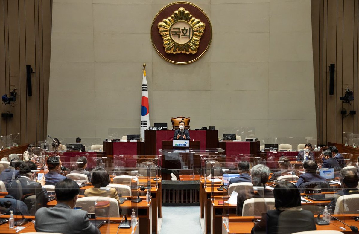 Jaemyung_Lee's tweet photo. 더불어민주당 의총에서 소상공인 선지원, 선보상의 법적 근거를 마련하는 소상공인지원법 개정안과 감염병 긴급 대응 기금 설치를 위한 법안을 당론으로 채택했습니다. 코로나 손실 보상 지원은 선택이 아니라 생존의 문제입니다. 나중이 아닌 지금 필요합니다. 본회의 통과까지 더욱 힘쓰겠습니다. https://t.co/Jm9dLQ1aJp
