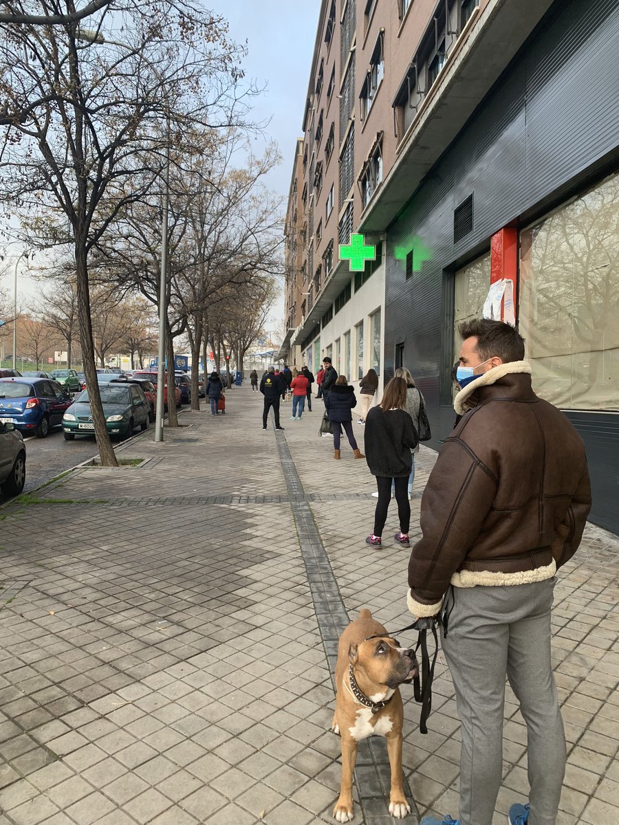KISHASAKORI's tweet photo. 21 personas para “recoger” el puto test de antígenos… si no lo necesitara para poder trabajar iba yo a estar aquí! Pero es que no hay de venta libre tampoco… lo veis normal? 🥴😭😭😭

#TestAntigenos #farmacia #fuckcovid #humanidad #Madrid https://t.co/v6mxWJeL8T