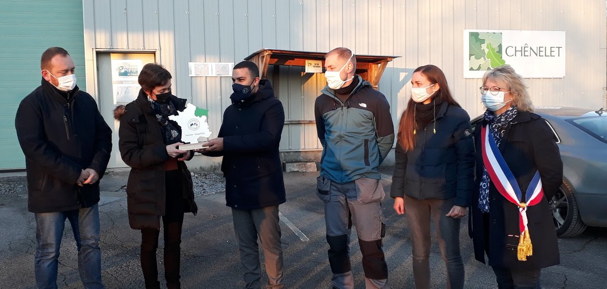 Prefet08's tweet photo. 🟢Thomas Buffard, sous-préfet à la #Relance a remis le prix #FranceRelance Grand Est à l'entreprise sociale Le Chenelet à #SignylePetit aux côtés des élus. Une aide de 1,6M€ lui a été attribuée pour ses sites des #Ardennes et des @hautsdefrance. https://t.co/Tz70A32cqz