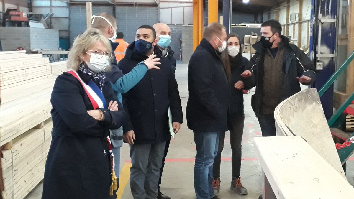 Prefet08's tweet photo. 🟢Thomas Buffard, sous-préfet à la #Relance a remis le prix #FranceRelance Grand Est à l'entreprise sociale Le Chenelet à #SignylePetit aux côtés des élus. Une aide de 1,6M€ lui a été attribuée pour ses sites des #Ardennes et des @hautsdefrance. https://t.co/Tz70A32cqz