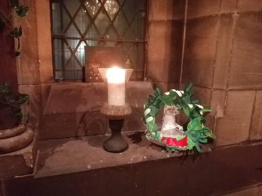 Candlelit Lesson's and Carol's service at St Paul's Church Hooton on Sunday was magical Thank you <a href="/LittleSuttonCoE/">Little Sutton C of E Primary School</a> Owl Class for the handprint art wreaths decorating the nave window <a href="/GwendolineWale/">Gwendoline Wale</a> 🎄🌟