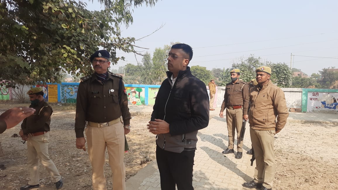 kasganjpolice's tweet photo. आगामी विधान सभा चुनाव की तैयारी को लेकर पुलिस अधीक्षक कासगंज @rohan_botre @kasganjpolice किया मतदान केन्द्रों एंव पुलिस बल रुकने के स्थानों का भ्रमण,अधीनस्थों को दिये व्यवस्थाओं को दुरुस्त करने का निर्देश । https://t.co/vpbTWsdULz