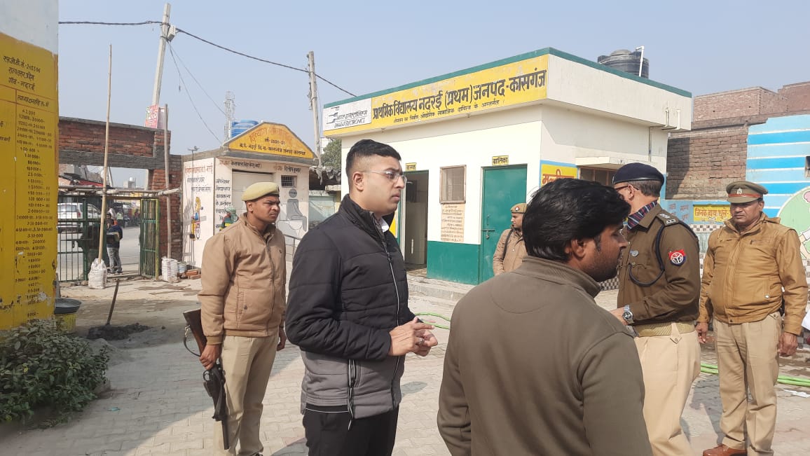 kasganjpolice's tweet photo. आगामी विधान सभा चुनाव की तैयारी को लेकर पुलिस अधीक्षक कासगंज @rohan_botre @kasganjpolice किया मतदान केन्द्रों एंव पुलिस बल रुकने के स्थानों का भ्रमण,अधीनस्थों को दिये व्यवस्थाओं को दुरुस्त करने का निर्देश । https://t.co/vpbTWsdULz