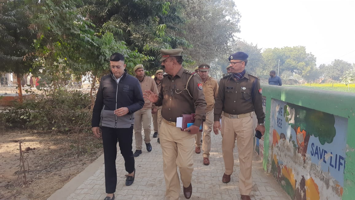 kasganjpolice's tweet photo. आगामी विधान सभा चुनाव की तैयारी को लेकर पुलिस अधीक्षक कासगंज @rohan_botre @kasganjpolice किया मतदान केन्द्रों एंव पुलिस बल रुकने के स्थानों का भ्रमण,अधीनस्थों को दिये व्यवस्थाओं को दुरुस्त करने का निर्देश । https://t.co/vpbTWsdULz