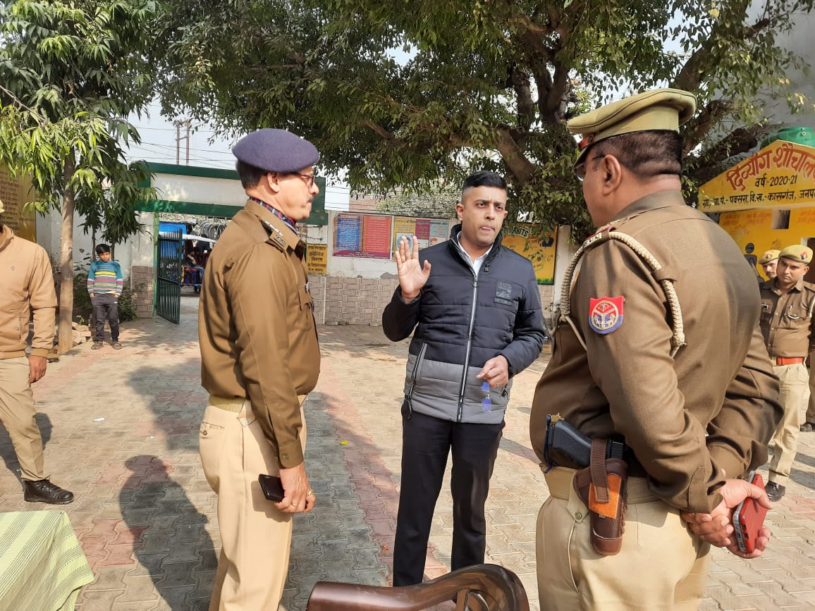 kasganjpolice's tweet photo. आगामी विधान सभा चुनाव की तैयारी को लेकर पुलिस अधीक्षक कासगंज @rohan_botre @kasganjpolice किया मतदान केन्द्रों एंव पुलिस बल रुकने के स्थानों का भ्रमण,अधीनस्थों को दिये व्यवस्थाओं को दुरुस्त करने का निर्देश । https://t.co/vpbTWsdULz