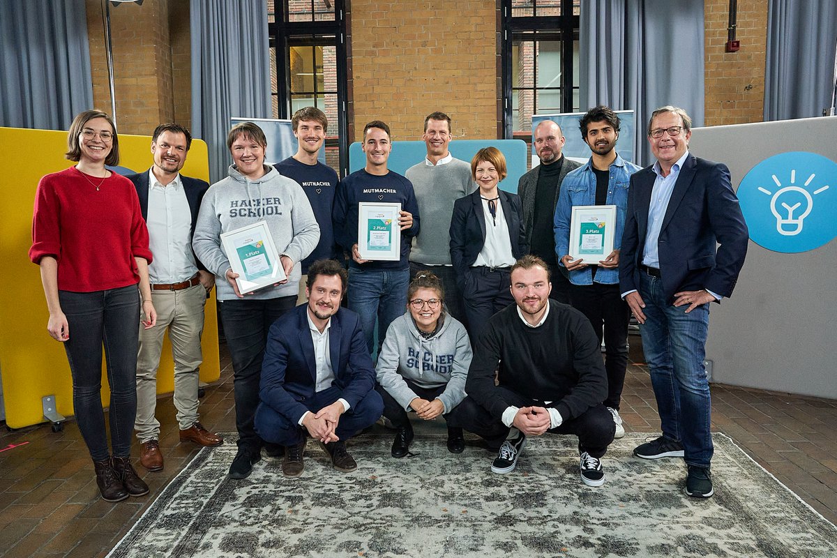 AmazonNewsDE's tweet photo. #Online-Berufsorientierung, Lernen mit Rap-Videos oder digitale Projekttage zum Vorgehen gegen #Antisemitismus – #digitalengagiert-Projekte sind vielfältig. Nutzt die Chance und bewerbt Euch unter https://t.co/8peab6Plhu! @stifterverband @AWS_DACH https://t.co/5FQQWJydzl