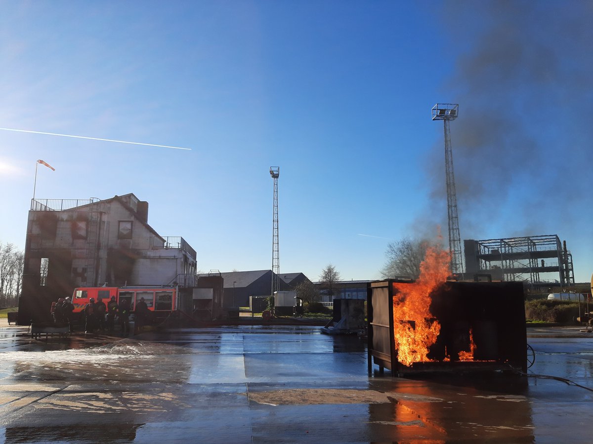 Een "warme" training tijdens deze mooie winterdag. 
You train to dust off and grow your knowledge and skills!
You train to enjoy and get to know your colleagues and team more!
#campusvesta #IBB #growing #firefighting