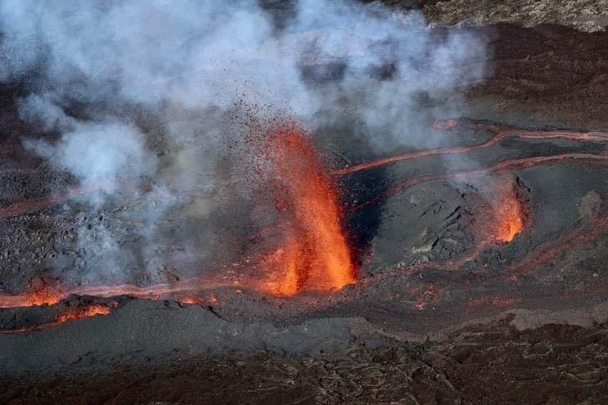 younousomarjee's tweet photo. Éruption  du Piton de la Fournaise, Ile de la Reunion 22/12/2021
Photos @ipreunion https://t.co/4cu05qXz32
