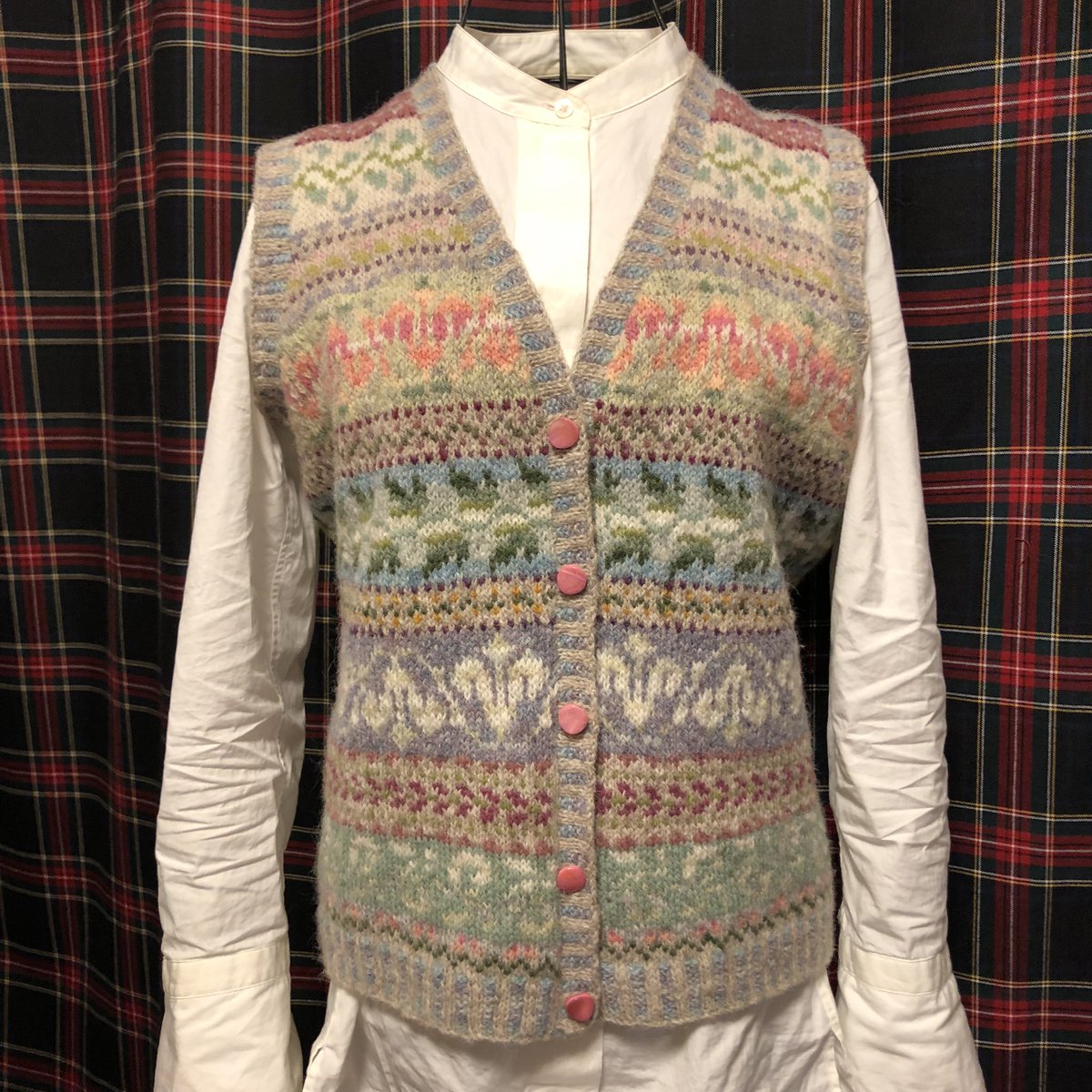 mactire31's tweet photo. 百合のベストできました( ˊᵕˋ )
#フェアアイル #fairislevest #フェアアイルベスト #高瀬貝ボタン https://t.co/bJY58lvJ5D
