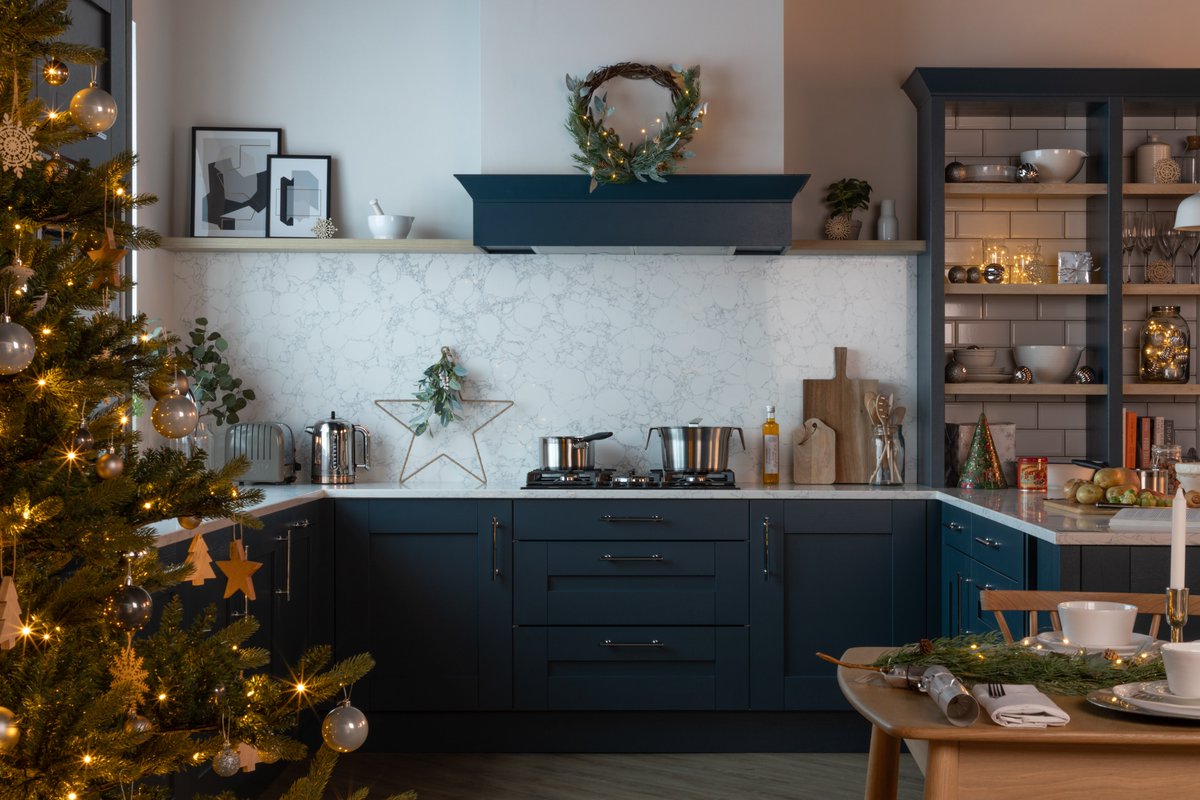 Worksurface ready for food preparation ✔️
Pans waiting to be filled with sprouts ✔️
Dining table set ✔️
Christmas tree decorated ✔️ 
Glass of wine ready for the designated chef ✔️

Our Milbourne kitchen is definitely all set for the big day!🎄 
sncollection.co.uk/kitchens/milbo…