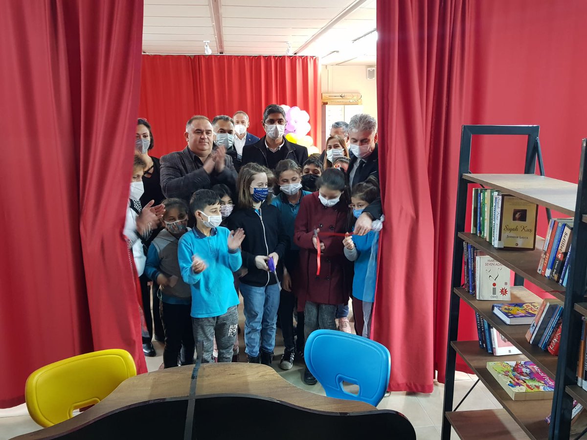 DerelerIlkokulu's tweet photo. #KütüphanesizOkulKalmayacak projesi kapsamında kütüphanemizin açılışı Şube Müdürlerimiz Sn.Ümit Yaşar Gürsoy ve Sn.Akit Çırak'ın da katılımlarıyla gerçekleştirilmiştir. Öğrencilerimizin açılışa olan sevinçleri üst düzeyde idi.
@samsunmem
@CanikMem
@gokhanmurat1
@Uzunlar61551 https://t.co/cHxvD7tmiX